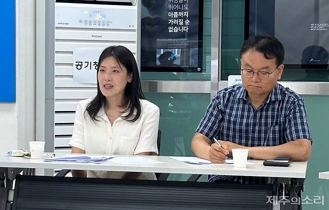제주종합사회복지관 윤지은 사회복지사(사진 왼쪽)가 '이주 배경 아동'의 문제를 짚고 있다. ⓒ제주의소리