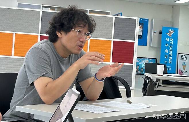 제주투데이 김재훈 편집국장이 '이주민과 노동'에 대한 의견을 전하고 있다. ⓒ제주의소리