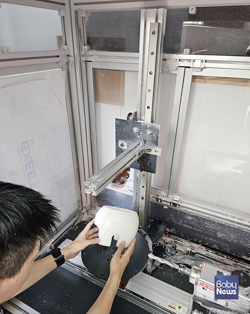 지오크리에이티브에서 직접 제작한 장비로 두상 교정 헬멧을 만들고 있는 모습. ⓒ지오크리에이티브