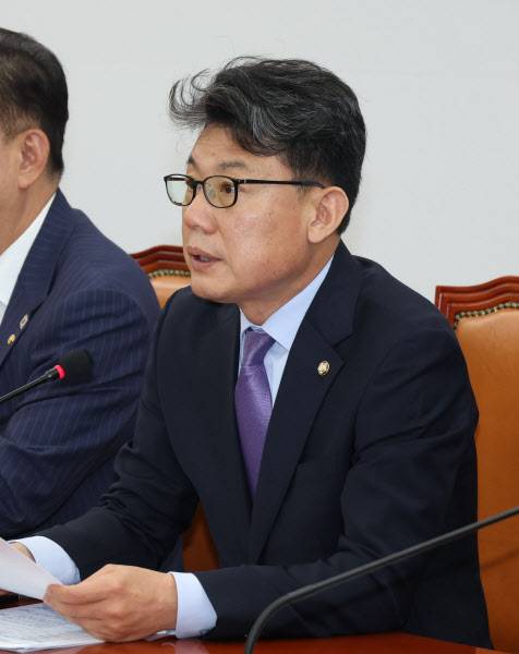 진성준 더불어민주당 정책위의장이 24일 오전 국회에서 열린 원내대책회의에서 발언하고 있다. (사진=뉴스1)