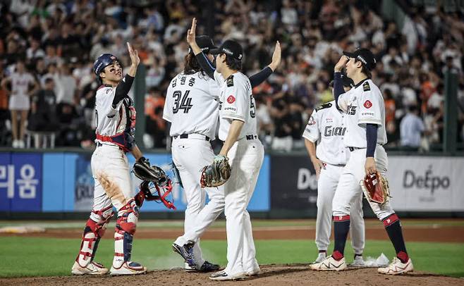 밀리터리 유니폼을 착용한 롯데자이언츠 선수들. 사진=롯데자이언츠