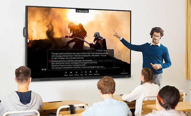 LG 전자칠판 신제품(모델명 TR3DQ)은 수업 내용을 실시간으로 번역해 자막으로 보여주는 ‘AI 실시간 번역(Live Subtitle·Translation)’ 기능으로 외국어를 모르는 학습자도 외국어로 진행되는 수업을 이해할 수 있게 돕는다. (사진=LG전자)