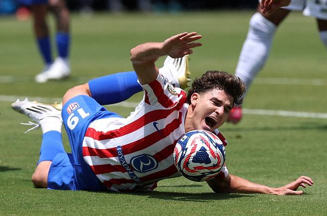 2025년 6월 23일(현지시간), 클럽 월드컵 B조 경기 중 페널티 박스 안에서 넘어지고 아쉬워하는 아틀레티코 마드리드의 훌리안 알바레스.