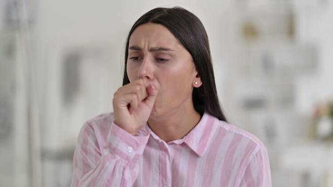 심한 기침 후 장 일부가 질을 통해 체외로 튀어나온 사례가 보고됐다. *사진은 내용과 직접적 관계 없음  [사진=게티이미지뱅크]