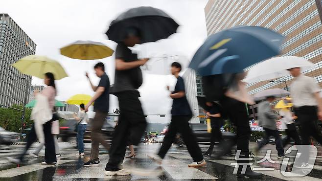 우산을 쓴 시민들.(사진은 기사 내용과 무관함) / 뉴스1 ⓒ News1