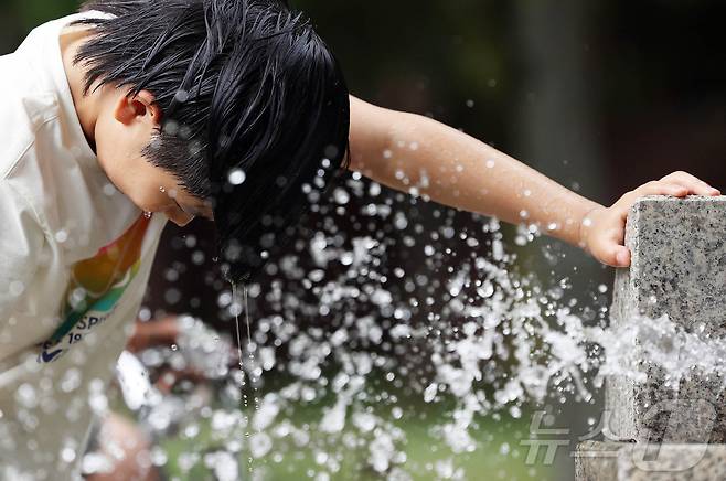 낮 최고 기온이 32도까지 올라 무더운 날씨를 보인 23일 광주 북구 일곡 제1근린공원에서 한 초등학생이 세수를 하며 더위를 식히고 있다.(광주 북구 제공. 재판매 및 DB 금지)