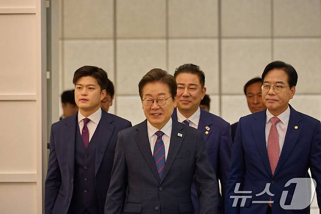 이재명 대통령이 22일 서울 한남동 관저에서 열린 여야 지도부 오찬에서 입장하고 있다. 왼쪽부터 김용태 국민의힘 비상대책위원장, 이 대통령, 김병기 더불어민주당 당대표 직무대행 겸 원내대표, 송언석 원내대표. (대통령실 제공. 재판매 및 DB 금지) 2025.6.22/뉴스1 ⓒ News1 허경 기자