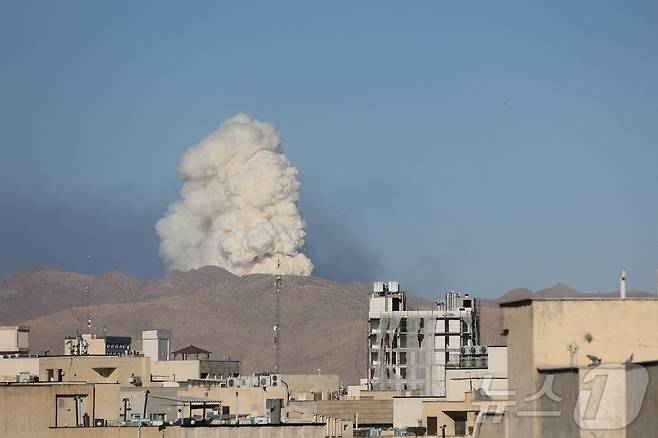 18일(현지시간) 이스라엘이 이란의 수도 테헤란을 공격해 흰 연기가 피어오르고 있다. 2025.06.18, ⓒ 로이터=뉴스1 ⓒ News1 권영미 기자