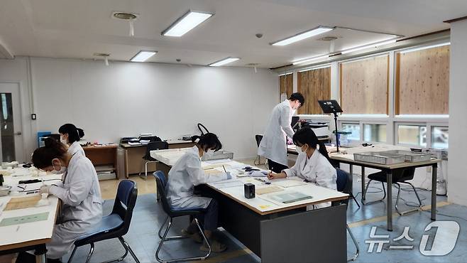육군기록정보관리단의 한국전쟁 기록물 복원 작업 현장.  2025.06.23 ⓒ 뉴스1 김예원 기자