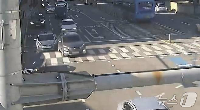 2023년 12월 부산 해운대구 우동 한 교차로에서 보험사기 일당이 진로 변경 차량에 사고를 낸 장면.(부산경찰청 제공 CCTV 영상 갈무리. 재판매 및 DB 금지)