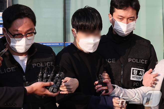 윤석열 대통령 파면 선고 날 경찰버스 유리창을 깬 30대 남성 이 모 씨가 11일 오전 서울 성북경찰서에서 검찰로 송치되고 있다.  2025.4.11/뉴스1 ⓒ News1 장수영 기자