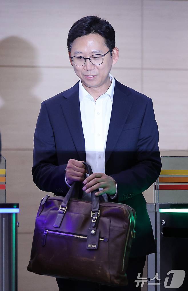 배경훈 과학기술정보통신부 장관 후보자가 24일 오전 서울 종로구 광화문우체국에 마련된 인사청문회 준비 사무실로 첫 출근을 하고 있다. 2025.6.24/뉴스1 ⓒ News1 박지혜 기자