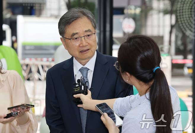 조현 외교부 장관 후보자가 24일 오전 서울 종로구 대우빌딩에 마련된 인사청문회 준비 사무실로 출근하며 취재진의 질문에 답하고 있다. 2025.6.24/뉴스1 ⓒ News1 임세영 기자