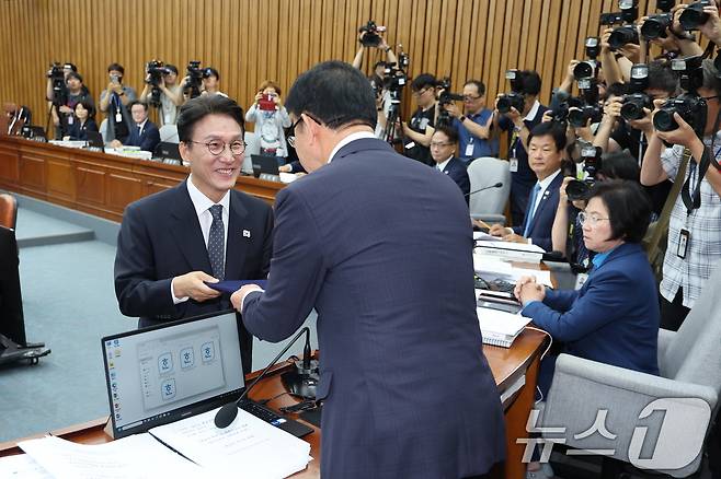 김민석 국무총리 후보자가 24일 오전 서울 여의도 국회에서 열린 인사청문회에 출석해 선서를 마친 후 선서문을 이종배 위원장에게 전달하고 있다. 2025.6.24/뉴스1 ⓒ News1 안은나 기자