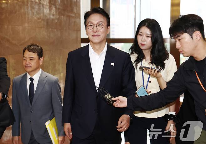 김민석 국무총리 후보자가 24일 오전 서울 여의도 국회에서 열린 인사청문회에 출석하기 위해 이동하고 있다. 2025.6.24/뉴스1 ⓒ News1 김민지 기자