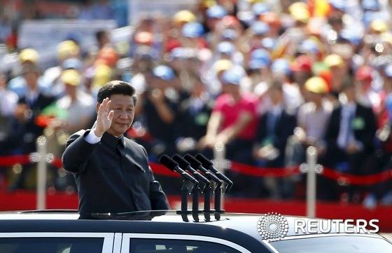 시진핑 중국 국가 주석이 3일 오전 '항일(抗日)전쟁·반(反) 파시스트 전쟁승리 70주년' 기념 열병식(군사 퍼레이드) 거행에 앞서 '훙치'에 탑승한 채 군인들을 사열하고 있다. ⓒ 로이터=뉴스1 ⓒ News1 최종일 기자