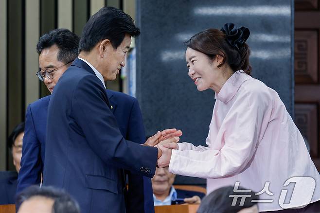 정동영 통일부 장관 후보자(왼쪽)와 강선우 여성가족부 장관 후보자가 24일 오후 서울 여의도 국회에서 열린 더불어민주당 의원총회에 참석해 악수하고 있다. 2025.6.24/뉴스1 ⓒ News1 안은나 기자