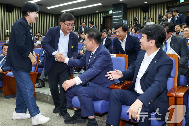 김성환 환경부 장관 후보자가 24일 오후 서울 여의도 국회에서 열린 더불어민주당 의원총회에 참석해 김병기 대표 직무대행 겸 원내대표와 악수하고 있다. 2025.6.24/뉴스1 ⓒ News1 안은나 기자