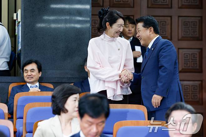 강선우 여성가족부 장관 후보자가 24일 오후 서울 여의도 국회에서 열린 더불어민주당 의원총회에 참석해 김병주 의원과 악수하고 있다. 2025.6.24/뉴스1 ⓒ News1 안은나 기자