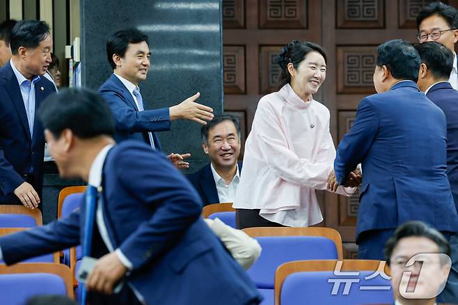 안규백 국방부 장관 후보자(왼쪽)와 강선우 여성가족부 장관 후보자가 24일 오후 서울 여의도 국회에서 열린 더불어민주당 의원총회에 참석해 동료 의원들과 악수하고 있다. 2025.6.24/뉴스1 ⓒ News1 안은나 기자