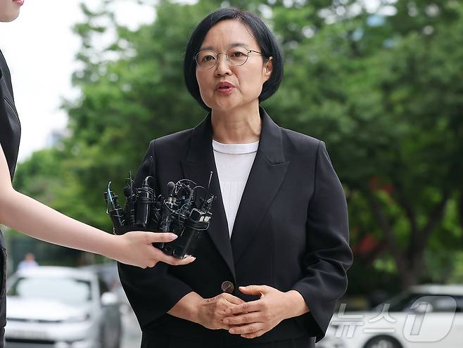 한성숙 중소벤처기업부 장관 후보자가 24일 오후 서울 영등포구 중소기업기술정보진흥원 수도권평가실 내 인사청문회 준비 사무실로 출근하며 취재진 질문에 답하고 있다. 2025.6.24/뉴스1 ⓒ News1 김진환 기자