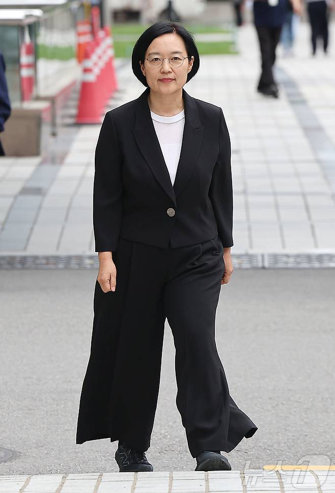 한성숙 중소벤처기업부 장관 후보자가 24일 오후 서울 영등포구 중소기업기술정보진흥원 수도권평가실 내 인사청문회 준비 사무실로 출근하고 있다. 2025.6.24/뉴스1 ⓒ News1 김진환 기자