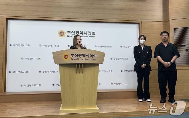 최근 예술고교 학생 3명이 숨진 사고와 관련해 해당 학교 학부모회 부회장과 숨진 학생들의 학원 강사가 23일 부산시의회에서 기자회견을 하고 있다.2025.6.24/뉴스1 ⓒ News1 장광일 기자