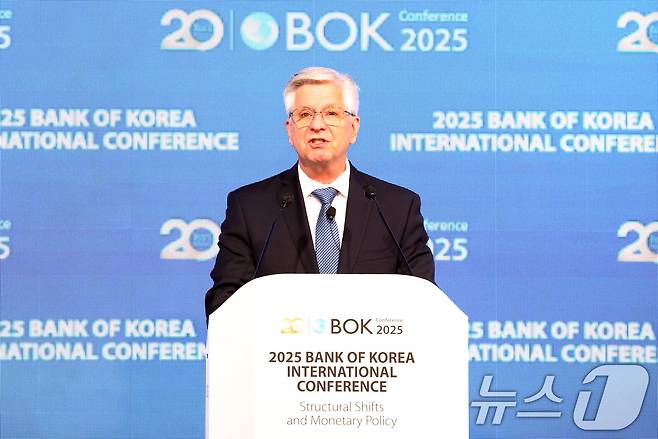 크리스토퍼 월러 미국 연방준비제도 이사가 2일 오전 서울 중구 한국은행 신축별관 컨퍼런스홀에서 열린 'BOK 국제컨퍼런스'에서 기조연설을 하고 있다. ⓒ News1 김명섭 기자