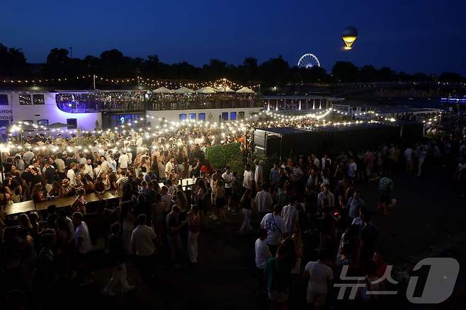 지난 21일(현지시간) 프랑스 전역에서 열리는 연례 음악 축제 '페트 드 라 뮤지크(Fête de la Musique)'의 모습. 사진은 프랑스 파리. 이 축제 기간 145명이 주삿바늘에 찔리는 '바늘 테러'가 발생했다. 25.06.21 ⓒ AFP=뉴스1 ⓒ News1 김예슬 기자