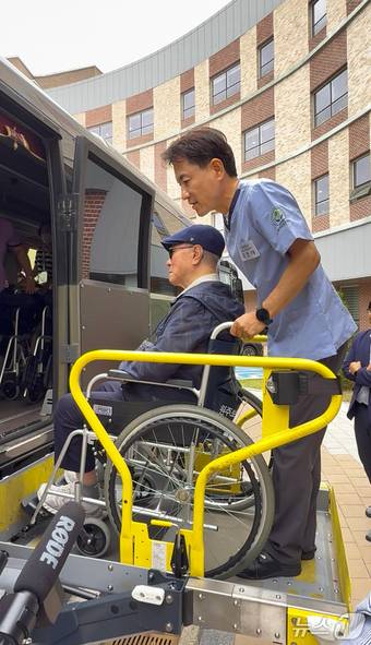 보훈가족과 함께하는 일일 요양보호사로 변신한 김진태 강원도지사.(강원도 제공. 재판매 및 DB금지)/뉴스1