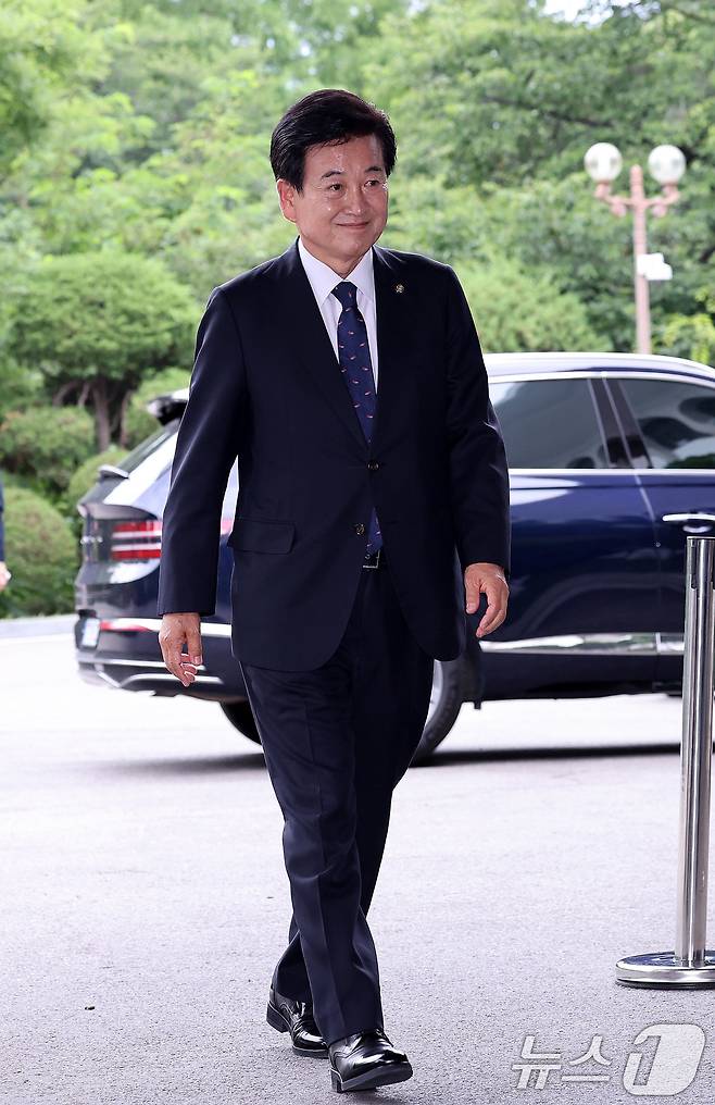 정동영 통일부 장관 후보자가 24일 오후 서울 종로구 남북관계관리단에 마련된 인사청문회 준비 사무실로 향하고 있다. 2025.6.24/뉴스1 ⓒ News1 박지혜 기자