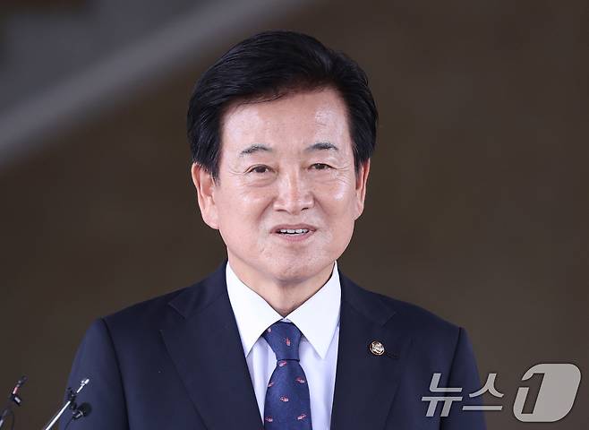 정동영 통일부 장관 후보자가 24일 오후 서울 종로구 남북관계관리단에 마련된 인사청문회 준비 사무실에 도착해 취재진 질문에 답하고 있다. 2025.6.24/뉴스1 ⓒ News1 박지혜 기자