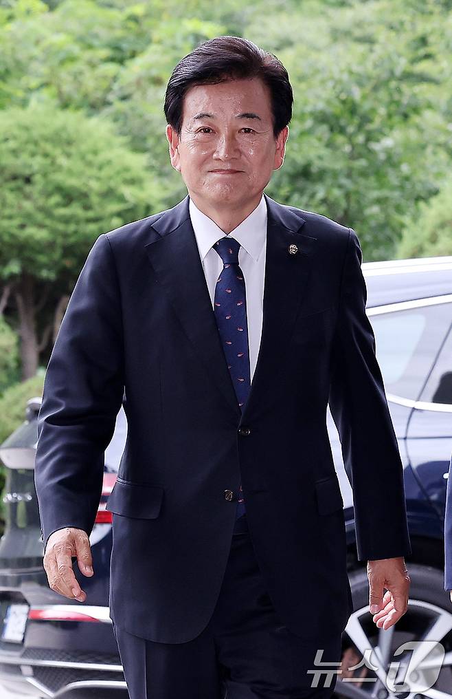 정동영 통일부 장관 후보자가 24일 오후 서울 종로구 남북관계관리단에 마련된 인사청문회 준비 사무실로 향하고 있다. 2025.6.24/뉴스1 ⓒ News1 박지혜 기자