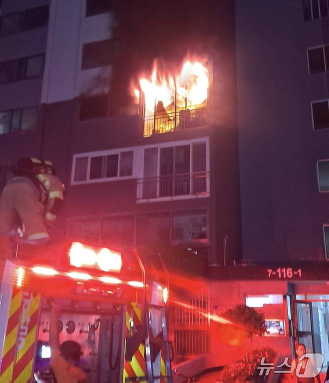 24일 오전 부산 부산진구 개금동 아파트 화재 현장.(부산진구 제공. 재판매 및 DB 금지)