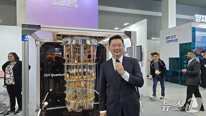 24일 서울 서초구 양재aT센터에서 열린 '퀀텀 코리아 2025'에서 표창희 IBM 퀀텀 아시아태평양지역사업본부장(상무)이 취재진을 맞이하는 모습./뉴스1 ⓒ News1 윤주영 기자
