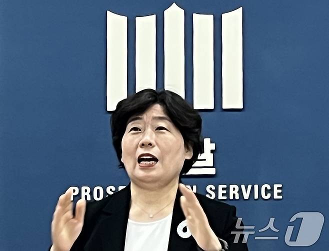 윤석열 전 대통령의 12.3 내란 및 외환 혐의 등을 수사하는 내란 특검팀 박지영 특검보가 24일 오후 서울 서초구 서울고검 기자실에서 브리핑을 하고 있다. 내란 특검은 이날 윤 전 대통령에 대해 특수공무집행방해 등 혐의로 체포영장을 청구했다. 2025.6.24/뉴스1 ⓒ News1 노선웅 기자