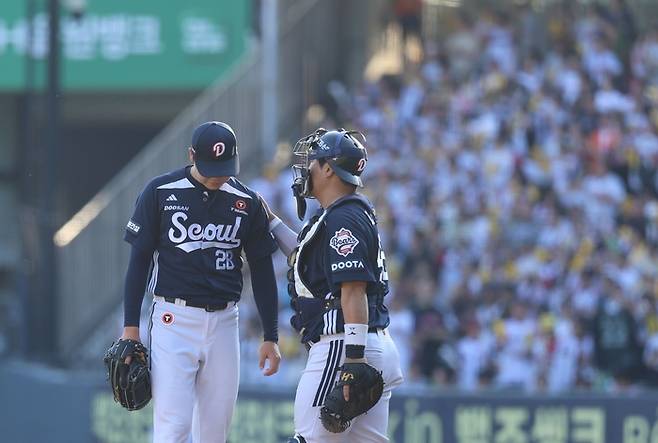최승용이 김기연에 위로를 받고 있다. 사진 | 두산 베어스