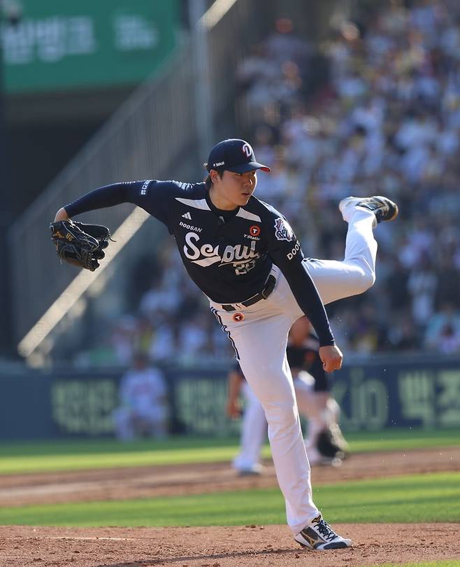 최승용이 투구에 임하고 있다. 사진 | 두산 베어스