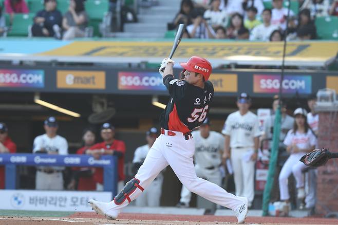 KIA 오선우가 22일 인천SSG랜더스필드에서 열린 2025 KBO리그 SSG와 경기에서 홈런을 때리고 있다. 사진 | KIA 타이거즈