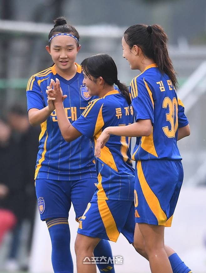 울산 현대고 류지혜(가운데)가 24일 경남 합천에서 열린 ‘2025 스포츠케이션 명품도시 합천에서 펼쳐지는 제33회 여왕기 전국여자축구대회’ 고등부 대구 동부고와의 8강전에서 골을 넣은 뒤 권다은(왼쪽), 김민서와 함께 기뻐하고 있다. 2025. 6. 23. 합천 | 박진업 기자 upandup@sportsseoul.com