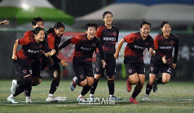 경북 포항여전고 선수들이 24일 경남 합천에서 열린 ‘2025 스포츠케이션 명품도시 합천에서 펼쳐지는 제33회 여왕기 전국여자축구대회’ 고등부 충북 예성여고와의 8강전에서 승부차기 끝에 승리를 거두면서 기뻐하고 있다. 2025. 6. 23. 합천 | 박진업 기자 upandup@sportsseoul.com