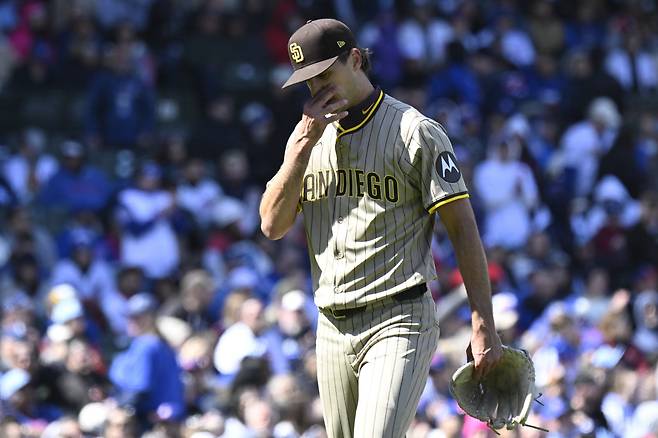 San Diego Padres pitcher Kyle Hart (68) reacts after being relieved during the first inning of a baseball game against the Chicago Cubs, Sunday, April 6, 2025, in Chicago. (AP Photo/Matt Marton)







<저작권자(c) 연합뉴스, 무단 전재-재배포, AI 학습 및 활용 금지>