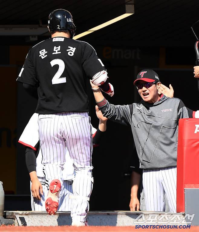 25일 인천 SSG랜더스필드에서 열린 LG-SSG전. 7회초 무사 문보경이 솔로포를 친 후 염경엽 감독의 환영을 받고 있다. 인천=정재근 기자 cjg@sportschosun.com/2025.5.25/