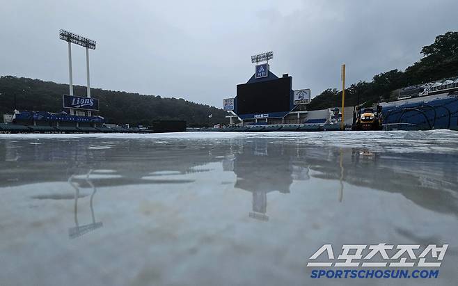 24일 대구 라이온즈파크에서 열리는 삼성과 한화의 경기. 장맛비로 인해 대형 방수포 깔린 라팍. 대구=송정헌 기자songs@sportschosun.com/2025.06.24/