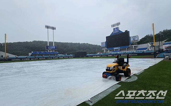 대형 방수포 깔린 라팍.