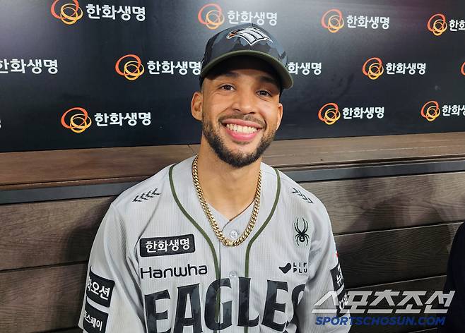 22일 대전 키움 히어로즈전을 마치고 취재진과 인터뷰하는 리베라토. 대전=이종서 기자