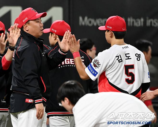 15일 광주KIA챔피언스필드에서 열린 롯데와 KIA의 경기, KIA가 7대6으로 승리했다. 이범호 감독과 김도영이 기쁨을 나누고 있다. 광주=허상욱 기자wook@sportschosun.com/2025.05.15/