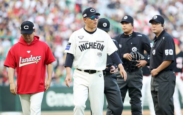 이숭용 감독(가운데). ⓒSSG랜더스