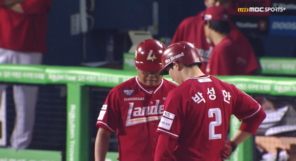 충돌 후 조동화 코치와 박성한의 모습. ⓒMBC스포츠플러스 중계화면 캡처