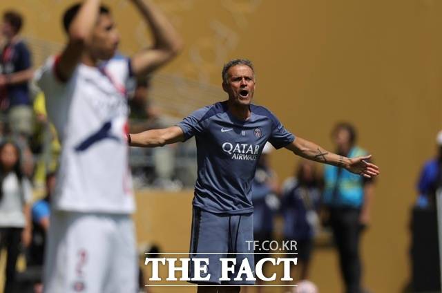 전반전 초반 경기가 풀리지 않자 테크니컬 에어리어에서 적극적으로 선수들에게 주문을 하는 PSG의 루이스 엔리케 감독./시애틀=AP.뉴시스